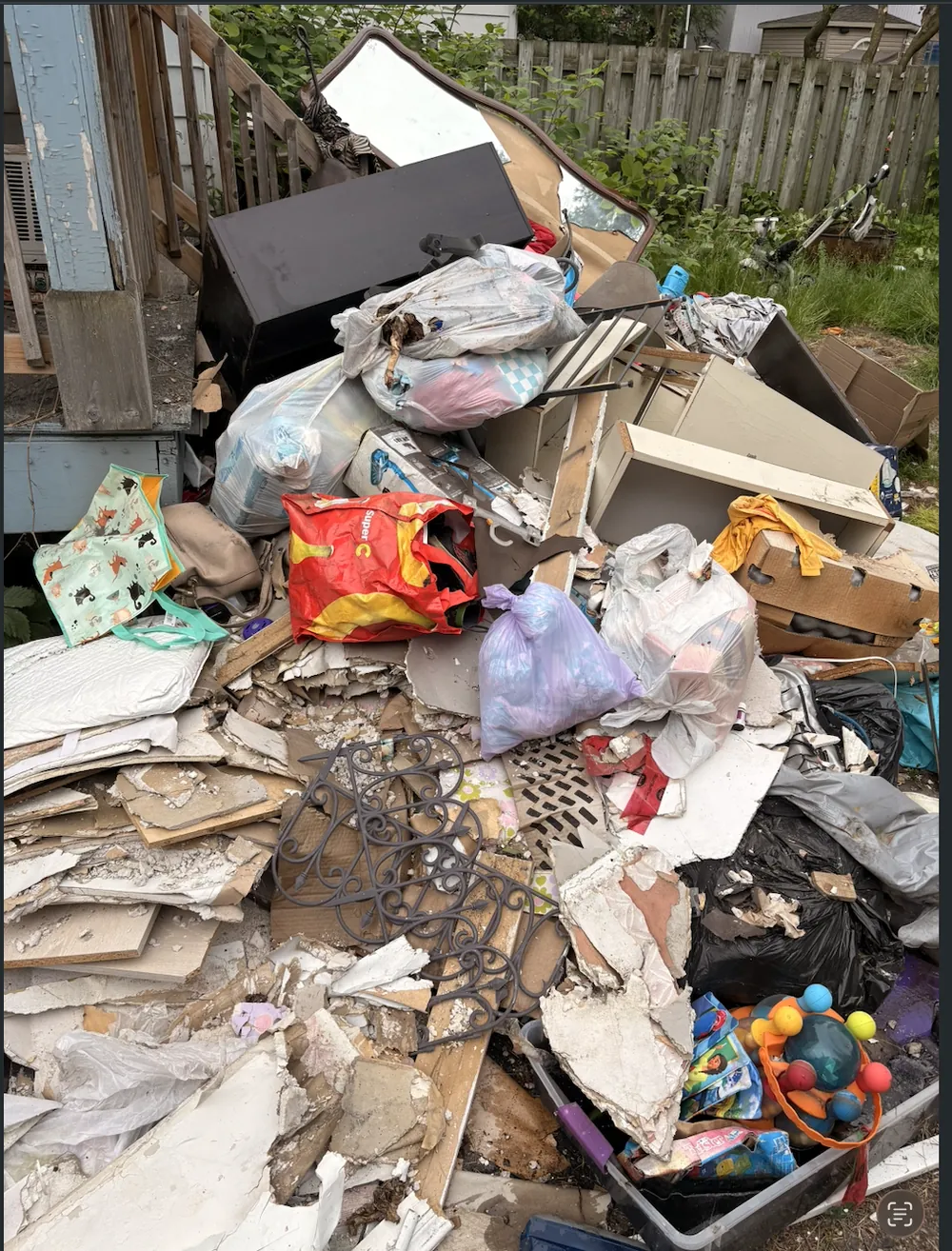 Débarras résidentiel avant : amas de meubles et débris à enlever, Longueuil, Montérégie